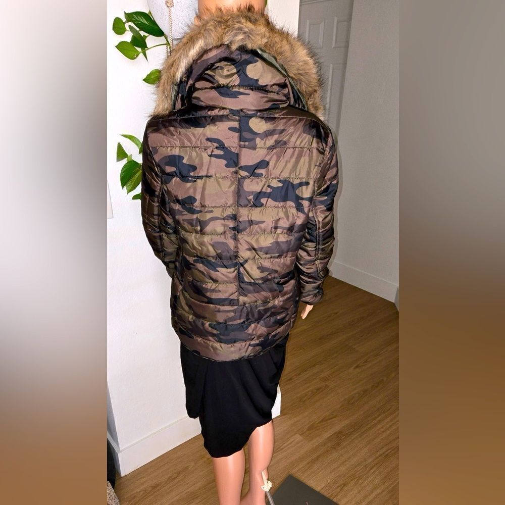 NWOT women camo print puffer jacket with removable faux fur hood size medium
